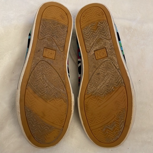 Old Navy Peace converse like tennis shoes size 4 fits like a 5 women. - Picture 4 of 4